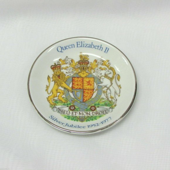 Vintage Queen Elizabeth Silver Jubilee Trinket or Pin Dish 1952 - 1977 Souvenir - Picture 1 of 3
